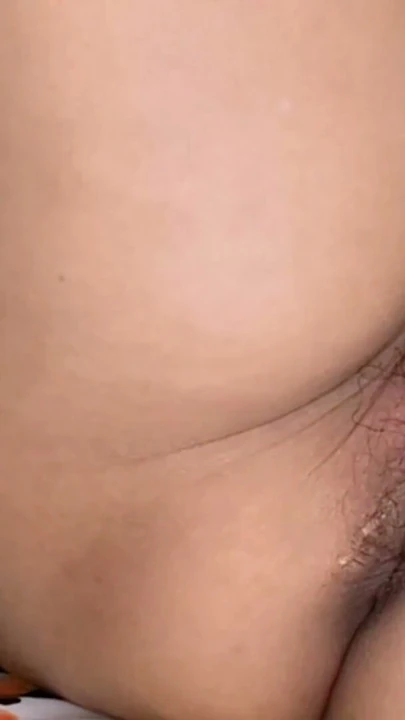 Orang tua lagi asik muasin memeknya pakai vibrator baru pakai mainan seks baru. | Clip 1