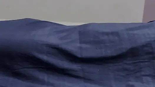 Hintli kız yatak odasında sert sikişiyor