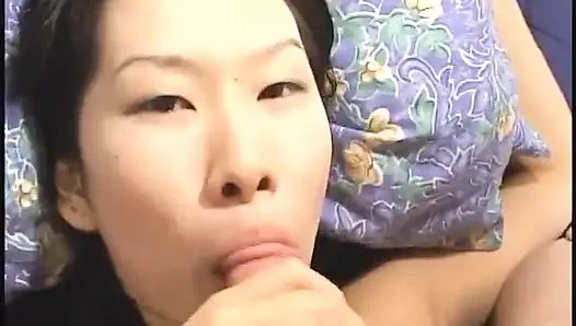 Dövmeli seksi Asyalı kız kendi amını emiyor ve güzel büyük bir yarağı boşaltıyor