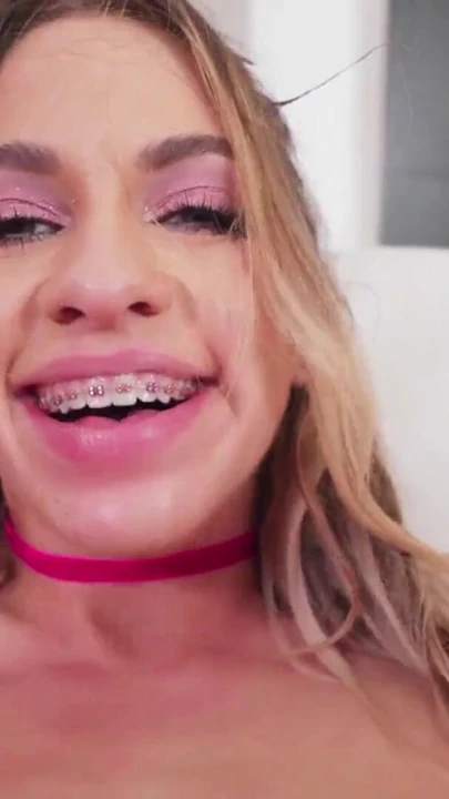 Khloe Kapri iç çamaşırını model ediyor ve sonra sıkı deliklerini sert ve genişçe sikiyor - teenmegaworld | Klip 2