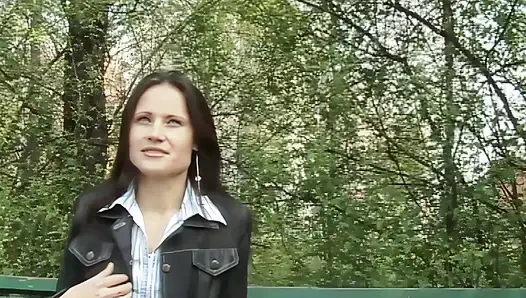 Yönetmen Onu Parkta Alır Ve Eve Götürür, Bir Porno Film Çeker