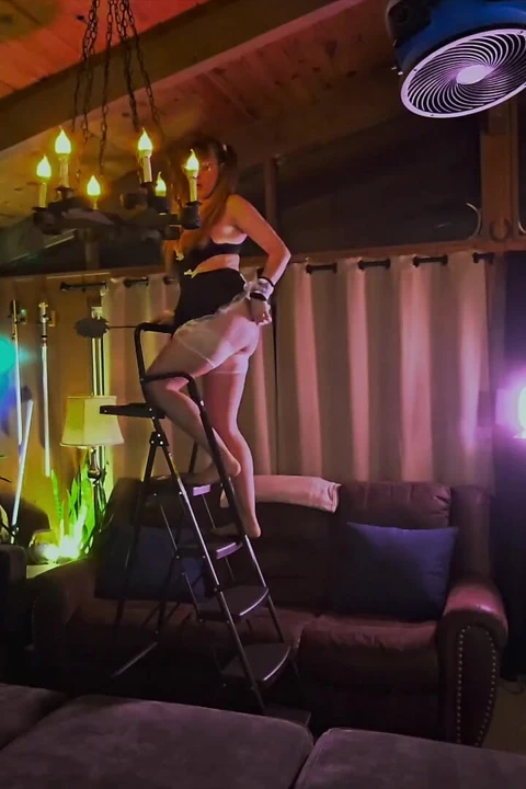 Bana hizmetçilik yapıyor