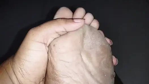 Sevimli ateşli kız 18+ tüm varlıklarınız karşılığında temiz yalamak için pis ayaklarıyla sizi kutsar.