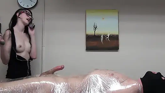 Audrey Lavey yarak emiyor