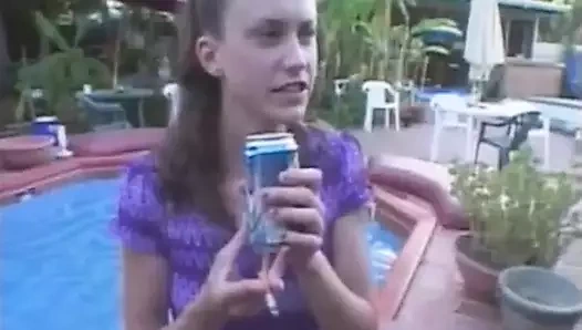 Kıllı nine her iki deliğini de oyuncakla siktirmeyi seviyor