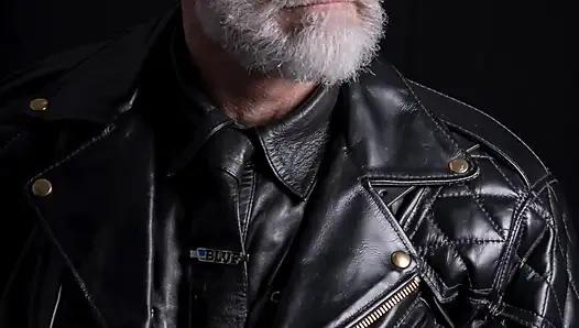 Baba, "Stop Homophobia" tişörtü giyerken purosunu yakıyor