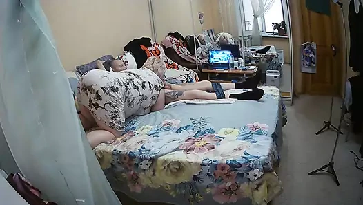 Gözlüklü üvey annem boşalmak için sikimi emiyor