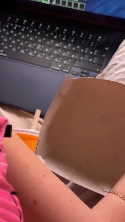 Mcdonald's Burger Box'ta sürpriz. Mastürbasyon yaparken göğüslerine tükürüyor | Klip 1