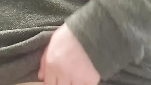 Anne büyük külotunun deliğinden şişman vajinasını çıkarıyor