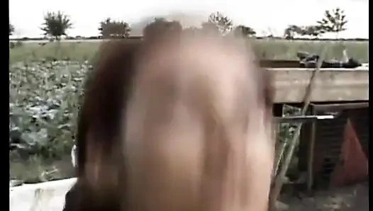 Hevesli sürtük açık havada yaşlı bir yarakla götünü sikiyor