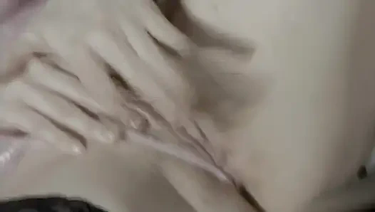 Önce Kanepede Mastürbasyon Yapıyor, Sonra Bir Penisi Poposuna Alıyor