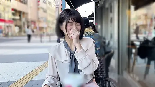 A118F01 A classic idol-level small face and a cheerful smile with a natural girl in a private shoot at a love hotel! A cute smile and a facial finish!