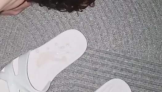 Aldatılan kölem terliğime boşalıyor
