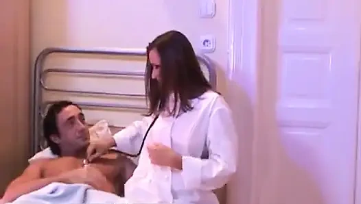 Seksi hemşireyle çifte penetrasyon