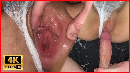 Beyaz iç çamaşırlı 18 yaşındaki amcığı sikiyor ve mastürbasyon yapıyor! POV!