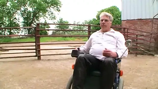 Bağlı Sarışın Yoğun BDSM Üçlü Sekse Boyun Eğiyor