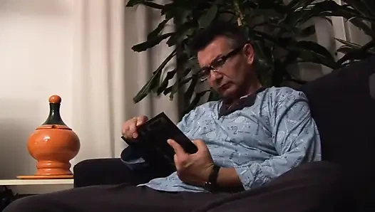 Üvey baba tüm üvey kızlarını istiyor