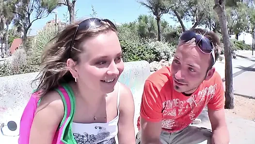 Büyük götlü esmer genç kız bir yabancıyla ilk seksi çekmek için plajdan alınıyor