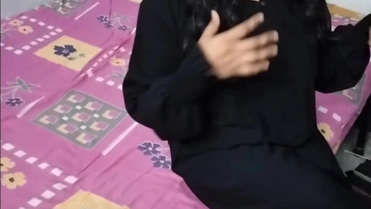 Tesettürlü genç Müslüman kız üvey erkek kardeşini evde sikiyor - family taboo