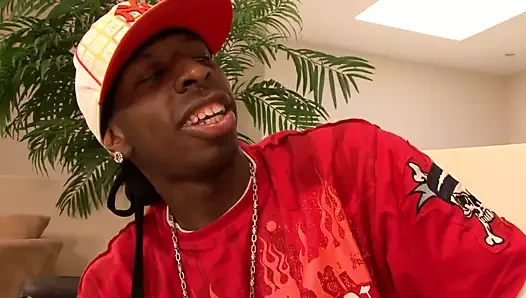 Naomi banxxx siyah bir yarağı ağzıyla sikiyor