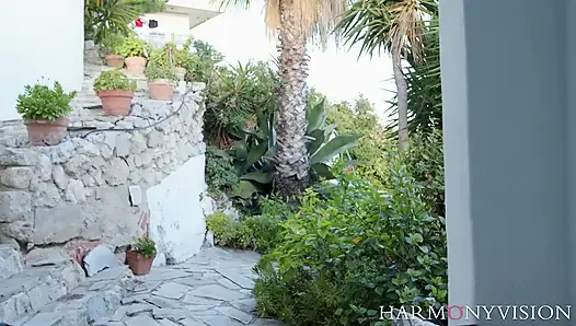İki seksi kız şanslı bir delikanlıyı paylaşıyor