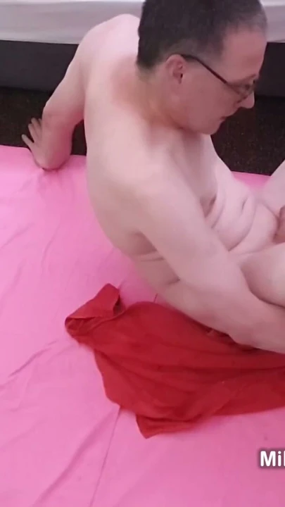 Büyük yaraklı İngiliz dilf sikiş makinesinde büyük dildoyla götten sikiliyor | Klip 2