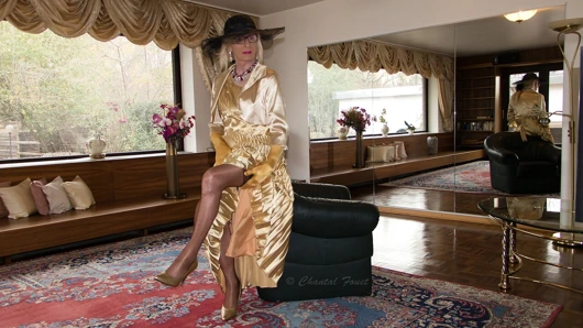 Pileli saten elbisesi içinde altın bir bayan olarak Chantal fouet