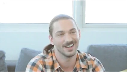 Gaycastings sakallı adam alır dev yük üzerinde yüz