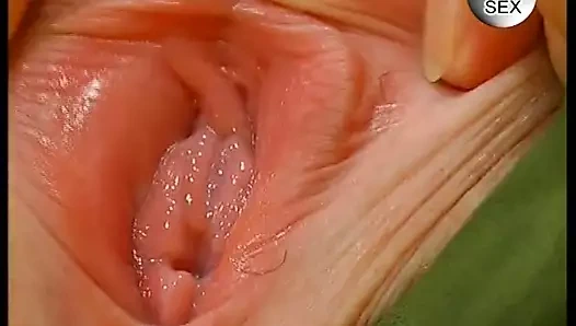 Blonde erst rasieren dann das Spielzeug in die Fotze