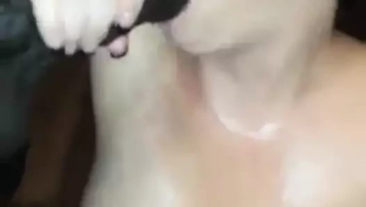 meuf tatouer qui suce une grosse bite black