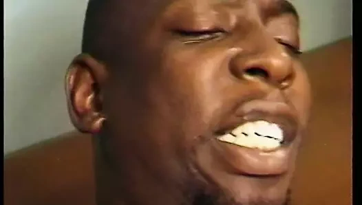 Ateşli güzel zenci kızlar ofiste çalışmak yerine üç yarakla sikişiyor