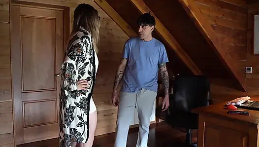 Yoğun Üçlü: İki Adam Küçük Bir Güzelliği Tamamen Kapatıyor