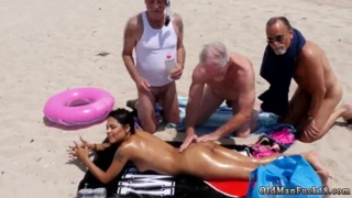 Yaşlı erkekler kamu ve adam genç kız bir latin ile yatakta