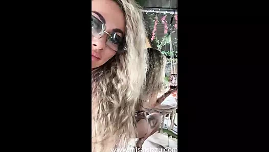 Uyumak için kıyafetlerini çalacak kız arkadaşım ben