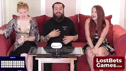 Kendi kıyafetlerini tekrar tekrar eşleşen oyuncularla striptiz hafıza oyunu