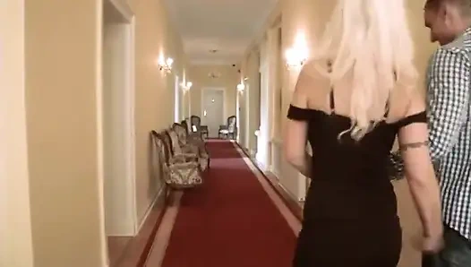 Güçlü kirpiklere sahip büyük göğüslü, sarışın Schmitt