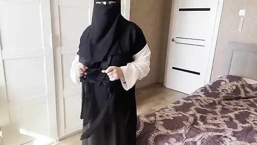 Büyük memeli Türk Khalifa külotlu çorap buluyor ve parmaklarıyla amını sikiyor oh yeahbyk memeli trk