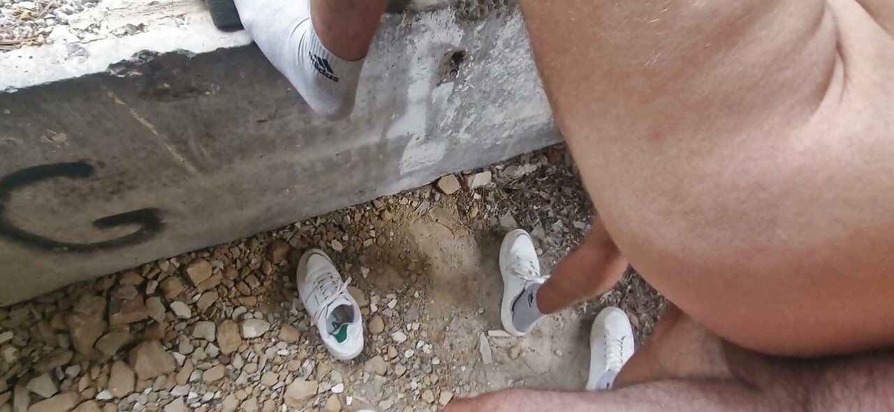 Terk edilmiş bir fabrikada genç bir sikici babasıyla tanıştı ve gelene kadar deliklerini sert sikti