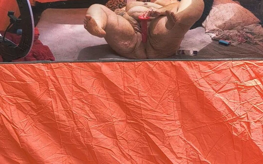 Edepsiz yabancı bu sürtüğün içine dildo sokmalarını izleyerek yürüyor