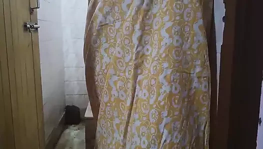 Hintli ev hanımı çıplak ve çıplak banyo