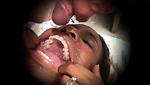 Güzel zenci genç erkek avcısı domalarak sikiliyor ve ağzına büyük siyah yarakla boşalıyor