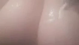 Senin için duşta büyük göğüslerimi temizlemek