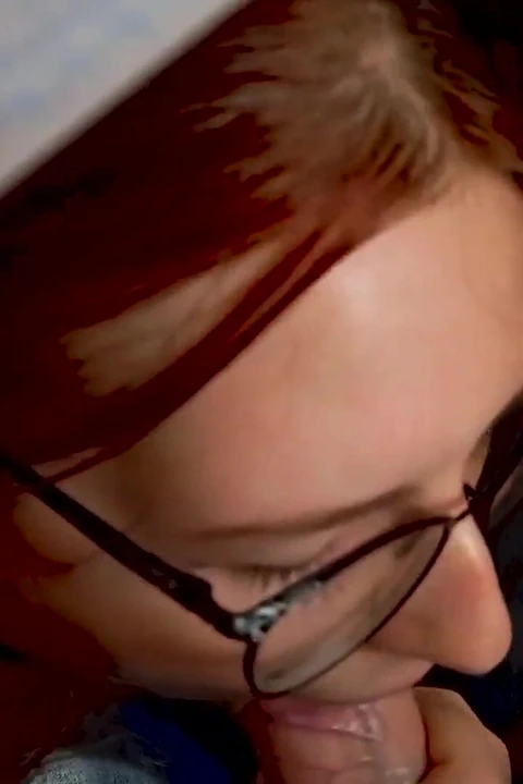 Bir sınıf arkadaşı derste masanın altında yarak emiyor