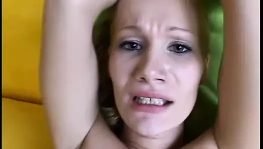 Büyük horoz genç sarışın kedi karşılar