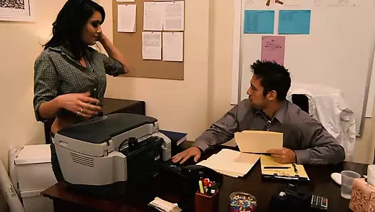 Büyük memeli latin Charley Chase birlik ofisinde yarak sikiyor