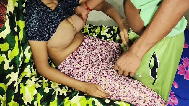 Жену друга трахают, пока друг на работе.