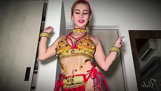 Güzel, azgın Arap büyük beyaz bir penisle popoya biniyor