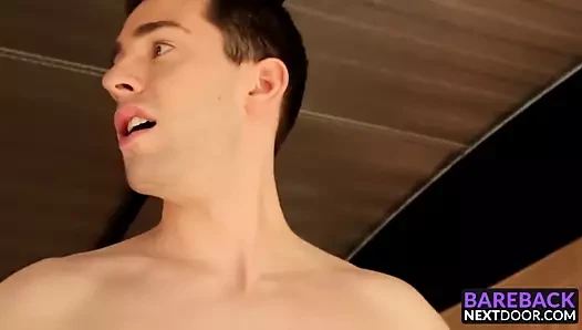 Lance onu çıkarır ve boğazına kadar götürür.