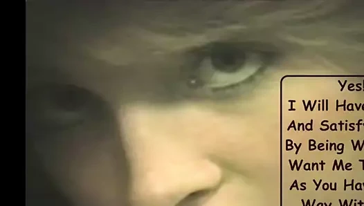 80'lerin kızı dans ediyor ve soyunuyor