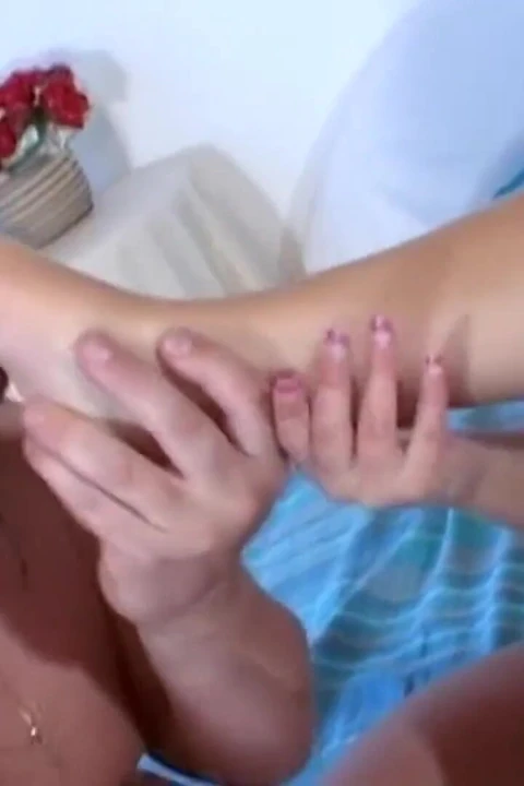 Muhteşem orta yaşlı seksi kadın sert yarağı götüne alıyor